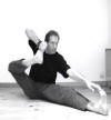 yoga.com pose une variante de akarna dhanurasana