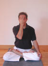 Trishula mudra. Geste pour la respiration alternée. natha-yoga.com