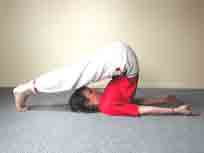 posture de la charrue (halasana): position finale, yoga pose