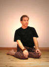Tolangulâsana, la posture du balancier. Deuxième phase. C. Tikhomiroff 2005