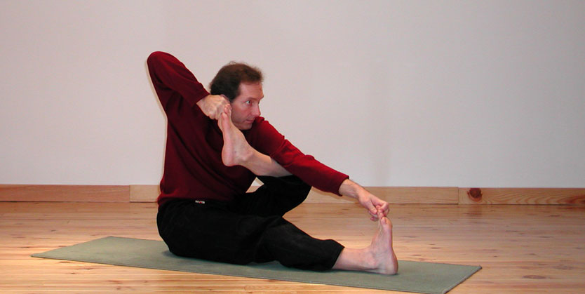Yoga posture: l'archer n°2: akarna dhanurasana. Des centaines de photos, de videos, d'articles sur le site www.natha-yoga.com - 2011