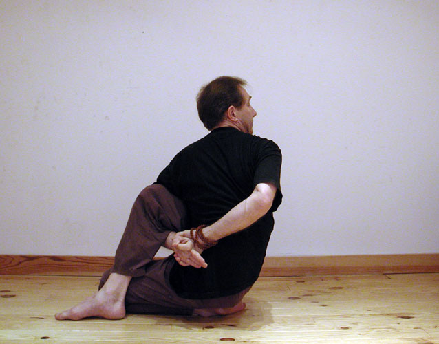 Posture de Matsyendrasana. Des centaines de photos, de videos, d'articles sur le site www.natha-yoga.com - 2011
