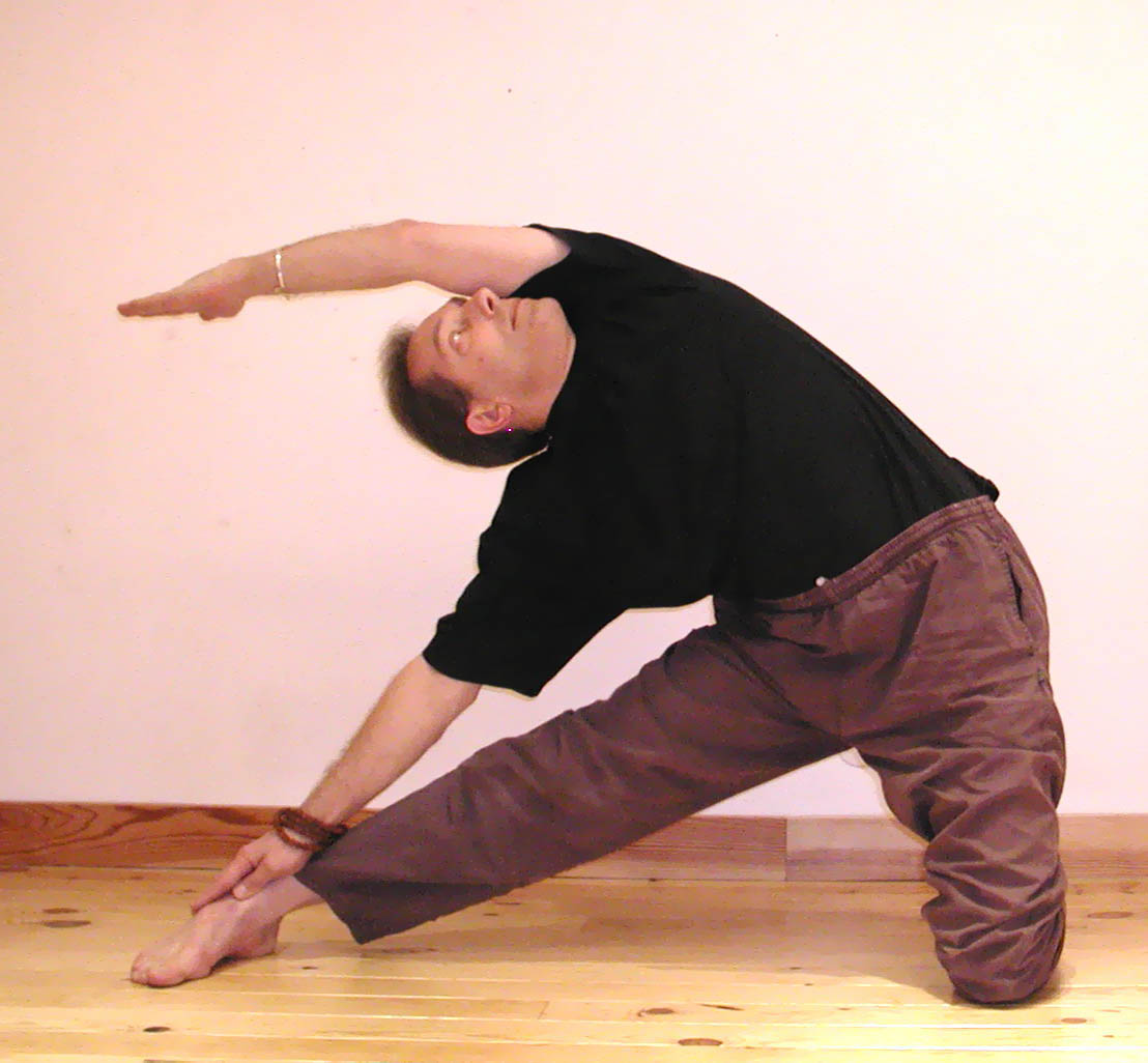 Yoga posture: parighasana, posturede la charniere. Des centaines de photos, de videos, d articles sur le site www.natha-yoga.com - 2011