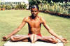 yoga.com pose une variante de bhadrasana