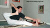 yoga.com pose variante de akarna dhanura asana