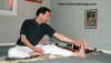 yoga.com pose variante de akarna dhanura asana