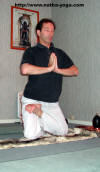 yoga.com pose variante de vatanaya asana