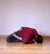 yoga.com pose une variante de padma asana