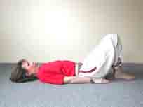 posture de la charrue (halasana): deuxième phase, yoga pose