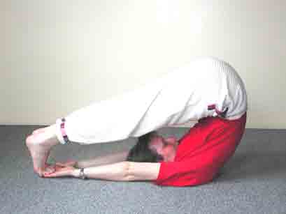posture de la charrue (halasana): version "facile", yoga pose