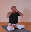 Yoga: nadi shodhana, la respiration alternée. Position des doigts n°6.